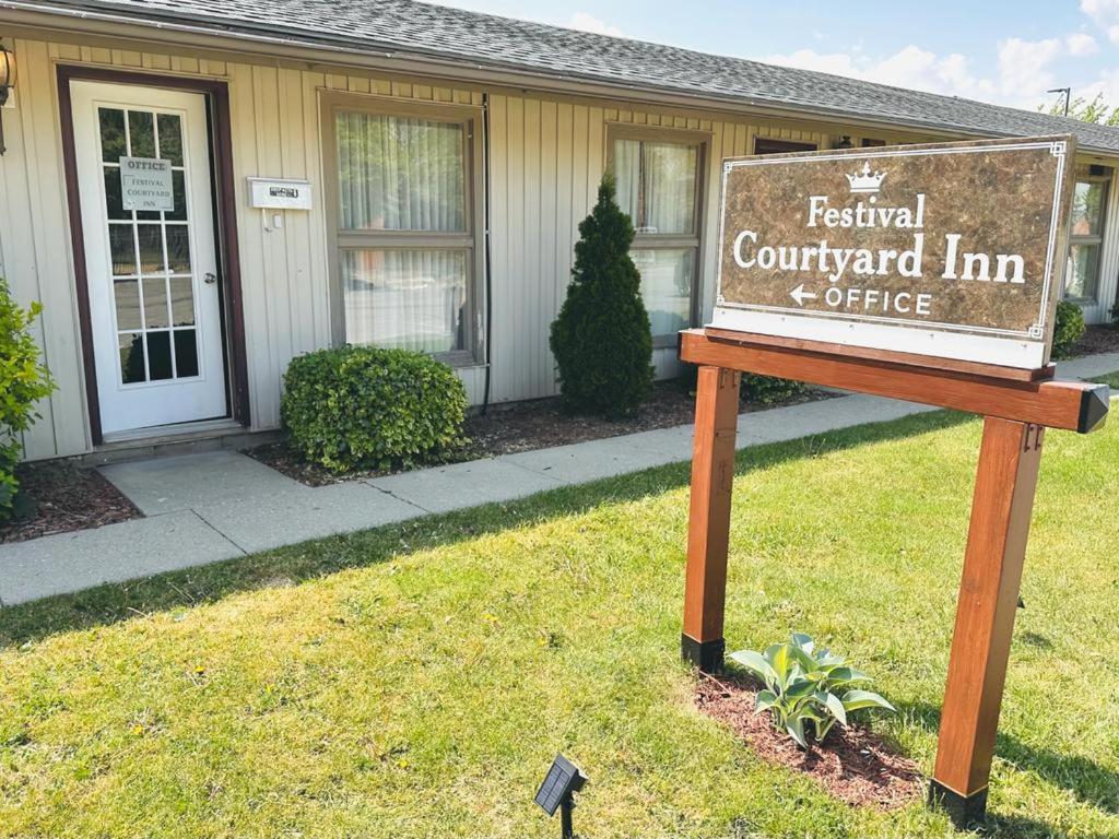 Festival Courtyard Inn Стратфорд Екстериор снимка
