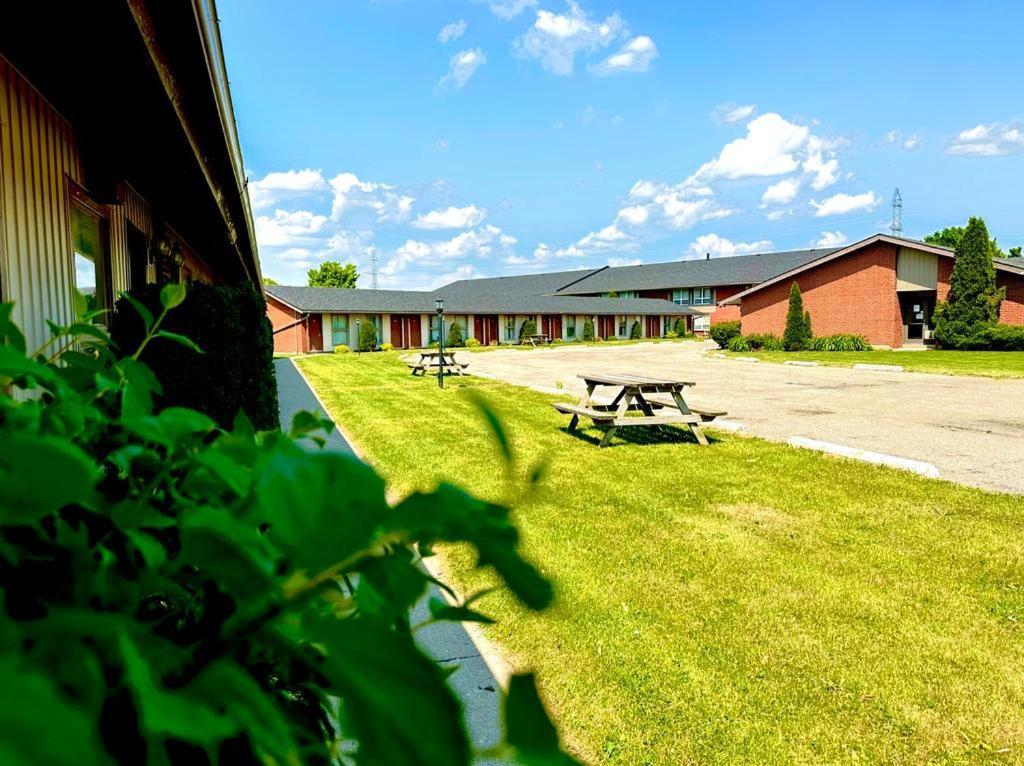 Festival Courtyard Inn Стратфорд Екстериор снимка